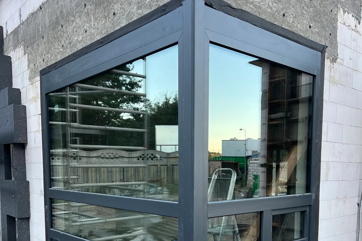 Narożne przeszklenie z profili aluminiowych w kolorze antracytowym - realizacja MKM EXPERT